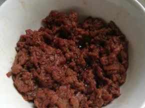 牛肉丝加入料酒、生抽、生姜末、黑椒、淀粉腌制。