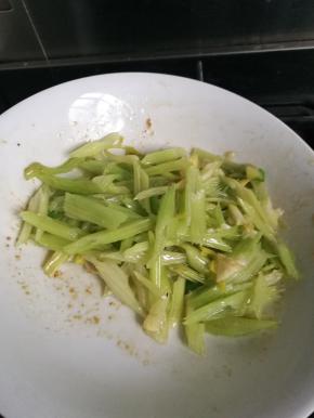 向锅内放入少许食用油，加入芹菜炒熟并盛盘
