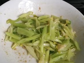 向锅内放入少许食用油，加入芹菜炒熟并盛盘