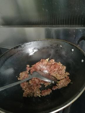 锅内加入少许食用油，加入牛肉炒熟。