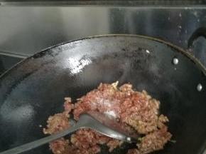 锅内加入少许食用油，加入牛肉炒熟。