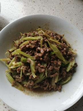 倒入芹菜入锅混合翻炒后装盘。