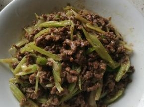 倒入芹菜入锅混合翻炒后装盘。