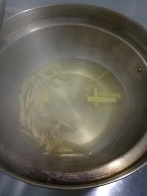 放入锅内放入适量的水