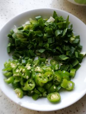 大蒜叶、尖椒洗净切小粒，生姜切丝。