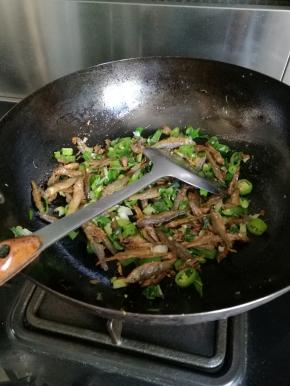 锅内放油，放入姜丝，再放入火焙鱼