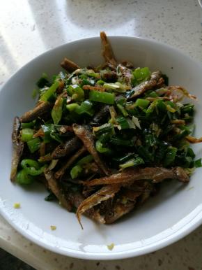 倒入大蒜尖椒入锅，翻炒后盛盘