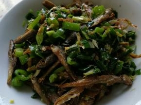 倒入大蒜尖椒入锅，翻炒后盛盘