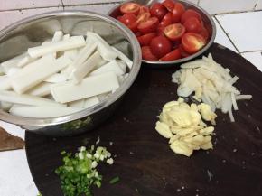 准备好材料，蒜拍碎，姜切好，番茄切丁（如果不喜欢吃番茄皮，先用热水烫过番茄，将皮去掉），酸笋切细条，粉利切片。烧适量热水备用。