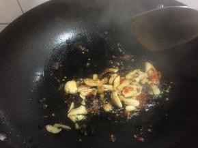 炒锅小火热油，爆香葱蒜、豆豉，随后下辣酱，翻炒出香味