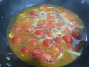 加入番茄，大火翻炒均匀，加入适量水，烧开