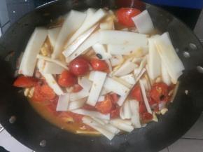 烧开后将粉利倒入锅中，翻动均匀，让粉利没入水中。加入2茶匙盐、半汤匙醋、1汤匙酱油，翻动均匀