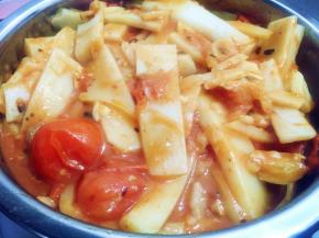 大火收汁，水变少时要注意翻动以免底部烧焦，此时可尝味稍作调整。汁水收到适量时即可盛出。