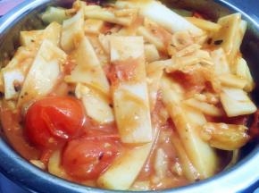 大火收汁，水变少时要注意翻动以免底部烧焦，此时可尝味稍作调整。汁水收到适量时即可盛出。