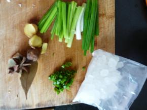 焯水过程中准备余下的料：姜切几片；葱白及较硬的部分切断，留小部分切葱花（摆盘用）；准备好冰糖、黄酒、香叶、大料、草果备用