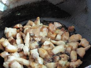 水开五花肉变色捞出，用热水清洗干净肉上的浮沫（以免肉受冷不再软儒）。焯水的锅洗好，重新烧一锅热水备用。另起炒锅下少许油，中小火将五花肉煎至微黄后捞起，把油留在锅里。