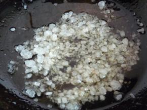 小火，往油里放一把冰糖（不喜欢甜口的适量减少），用锅铲将冰糖砸碎，等待冰糖慢慢融化成黄褐色。