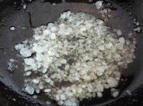 小火，往油里放一把冰糖（不喜欢甜口的适量减少），用锅铲将冰糖砸碎，等待冰糖慢慢融化成黄褐色。