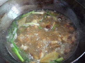 迅速往炒锅倒入一锅热水，加入1汤勺黄酒，香叶、草果、大料，大火烧开后转小火炖煮1小时