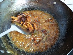 1小时后加入生抽，捞出煮烂的葱段，转中火收汁。汤汁粘稠布满泡泡时，注意稍微翻炒以免粘锅，可适度调小火观察汤汁的多少。此时可尝味适当调整咸甜度。