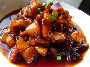 收汁完成后，撒上葱花摆盘，红烧肉就大功告成了