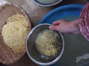 准备好绿豆，温水泡24小时后揉搓，把大部分绿豆壳与绿豆芯揉脱离。然后开始去绿豆壳工序（也可以直接从市场买去好壳的绿豆）：盛一盆水，用有一定深度的小碗装两把绿豆（装太多不好去壳），将盆内水浸入碗中后，手指在碗内转圈，搅动绿豆使绿豆产生离心力，搅动三四圈后停止2秒，绿豆芯会下沉，脱离的绿豆壳会浮上来，侧碗将水慢慢倒出至盆内，绿豆壳会随水流出。如此反复三四次后，碗内绿豆壳已去得差不多了，用手拨拨寻找尚未脱壳的顽固分子进行个别脱壳，将脱壳好的绿豆放在一边