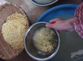 准备好绿豆，温水泡24小时后揉搓，把大部分绿豆壳与绿豆芯揉脱离。然后开始去绿豆壳工序（也可以直接从市场买去好壳的绿豆）：盛一盆水，用有一定深度的小碗装两把绿豆（装太多不好去壳），将盆内水浸入碗中后，手指在碗内转圈，搅动绿豆使绿豆产生离心力，搅动三四圈后停止2秒，绿豆芯会下沉，脱离的绿豆壳会浮上来，侧碗将水慢慢倒出至盆内，绿豆壳会随水流出。如此反复三四次后，碗内绿豆壳已去得差不多了，用手拨拨寻找尚未脱壳的顽固分子进行个别脱壳，将脱壳好的绿豆放在一边