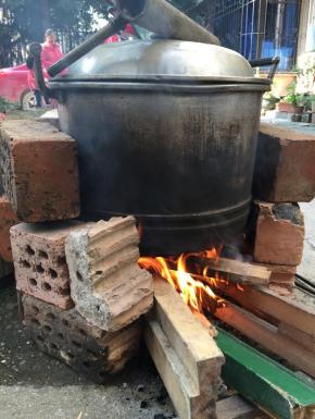 锅内放入足够没过粽子的水，烧开，将粽子放入，煮6小时（2斤以上粽子煮8小时）；另起一锅烧水备用，缺水时随时添加开水。