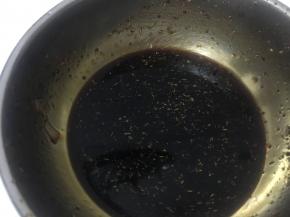 将生抽、糖、花椒粉、胡椒粉兑成调味汁待用。