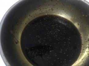 将生抽、糖、花椒粉、胡椒粉兑成调味汁待用。