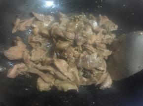 炒锅内加较多的油，烧冒烟时，放入鸡肝滑炒至变色后，关火捞出