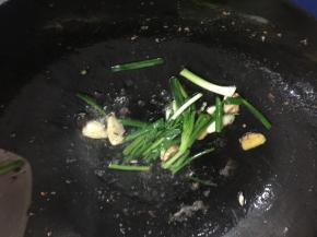 炒锅内留少许油，下葱、姜、蒜片炒香