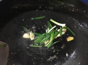 炒锅内留少许油，下葱、姜、蒜片炒香