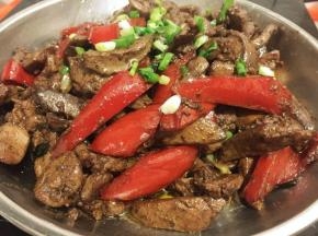 将调味汁倒入锅中，继续大火翻炒至猪肝熟透，关火，滴入几滴香油，翻炒均匀后出锅。撒上葱末摆盘即可