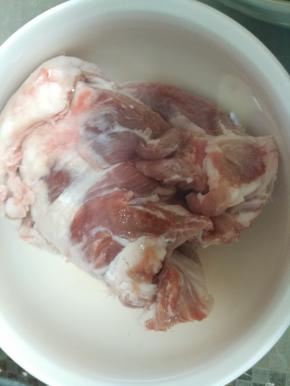 羊肉放入水中浸泡半小时去除血水