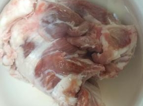 羊肉放入水中浸泡半小时去除血水