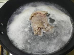 锅中加水水烧开后把羊肉放入锅中，水沸后继续煮一分钟撇去浮沫，取出羊肉洗净