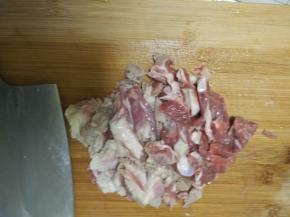 将羊肉切成小块，切少许姜片