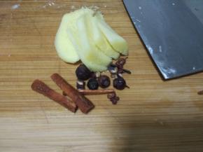 准备好喜欢的香料，我选择的是姜片/花椒/草果