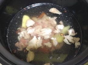 将羊肉香料全部加入高压锅中，注入适量清水，煮30min