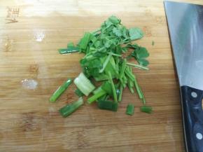 准备好葱花香菜段