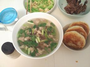 配上烧饼，洒入葱花香菜段，随喜好加入盐和胡椒粉，开吃~