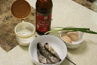 塘鲤鱼洗净，去除内脏，加黄酒和盐腌半小时；期间准备葱沫、鸡蛋、黄酒、盐