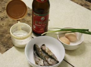 塘鲤鱼洗净，去除内脏，加黄酒和盐腌半小时；期间准备葱沫、鸡蛋、黄酒、盐