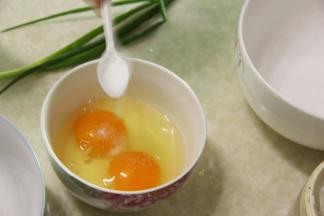 打2个鸡蛋，加盐