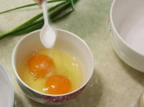 打2个鸡蛋，加盐