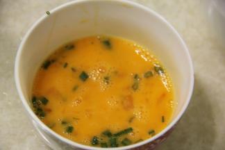 鸡蛋里加葱沫，搅拌均匀