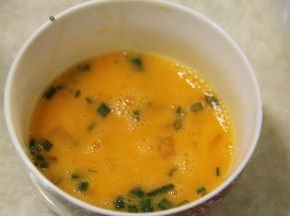鸡蛋里加葱沫，搅拌均匀