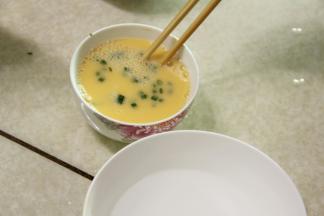 搅拌均匀后加入温开水，搅匀