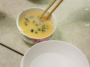 搅拌均匀后加入温开水，搅匀